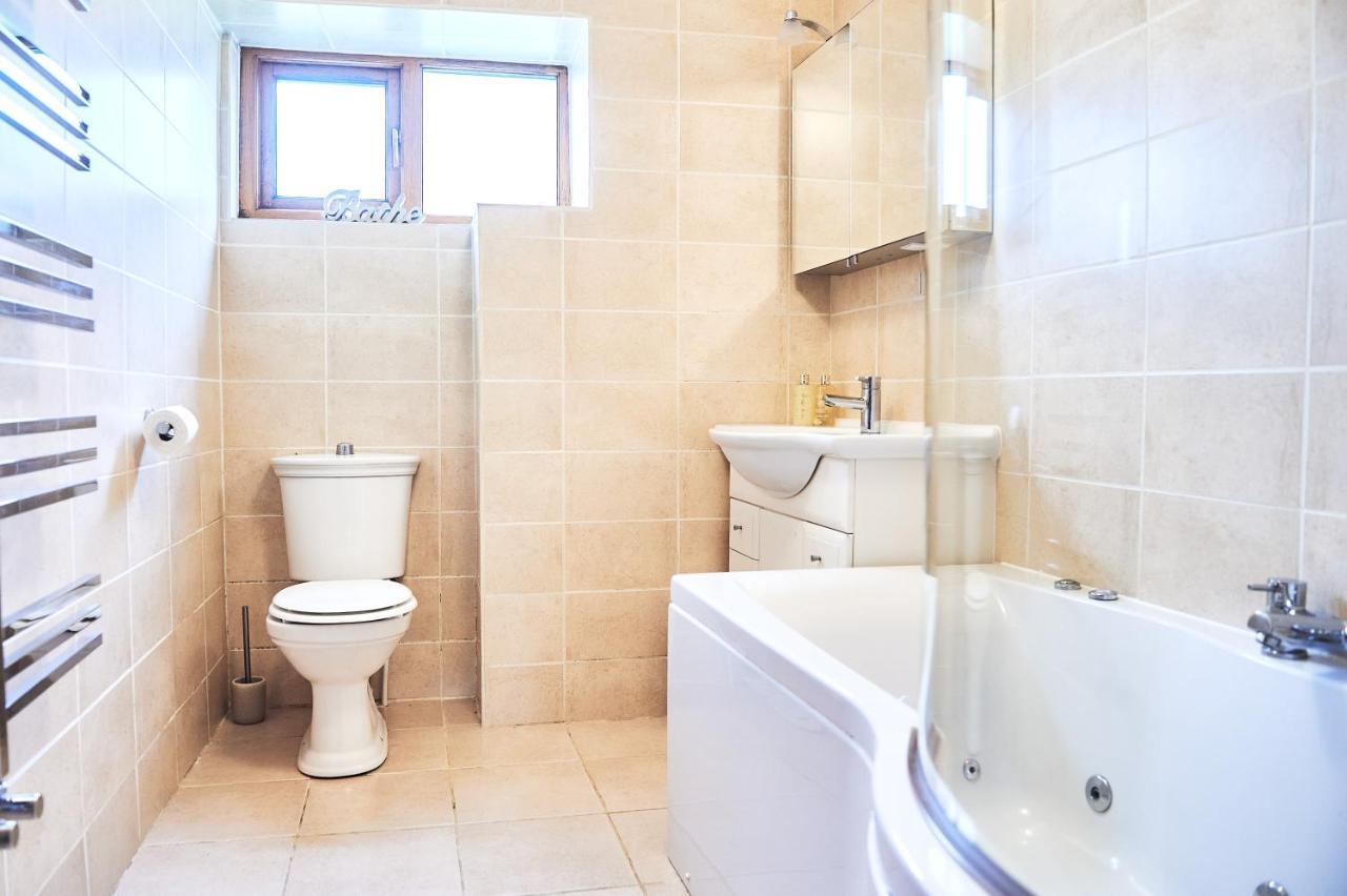 Penuwch Boathouse- Lakeside Rural Cottage Ideal For Families With Indoor Heated Pool Carmarthen Exterior foto